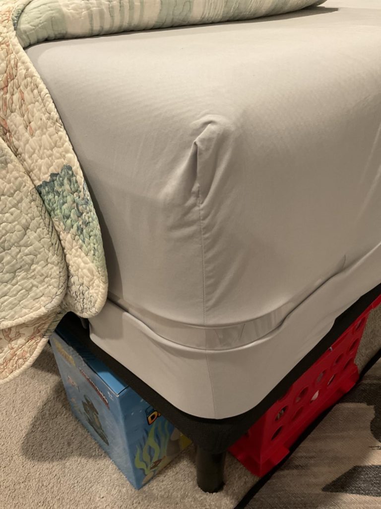 I used to wake up with my sheets in a tangled mess, but now they stay perfectly in place all night. These bed sheet holders for corners are very nice, gripping tightly without damaging the fabric. Setup took less than a minute—no tools needed! I love how discreet they are; you can’t even see them once the bed is made. Mrs Yinka Lagos ⭐⭐⭐⭐⭐