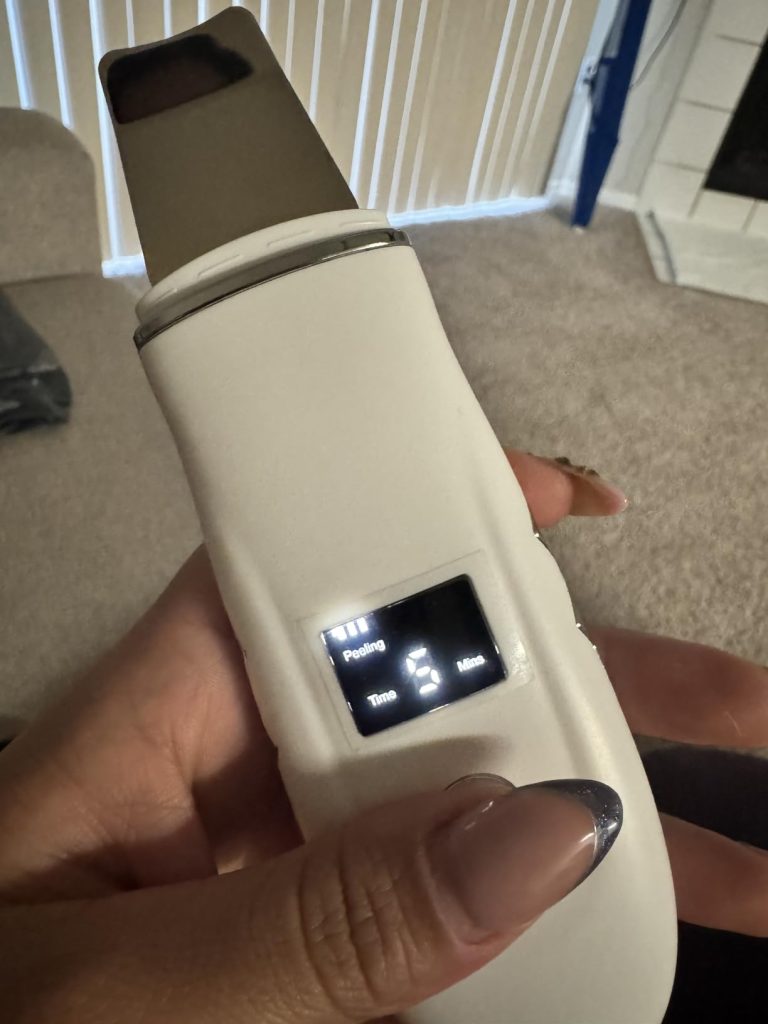 I had a facial recently and a similar product was used; particularly my nose. I decided to get one to use at home. This model works well and once you use warm compresses on your face and use the spatula, you can see little clogs that vibrated out of the pores on top and sides nose. Mrs Alero Lagos ⭐⭐⭐⭐⭐
