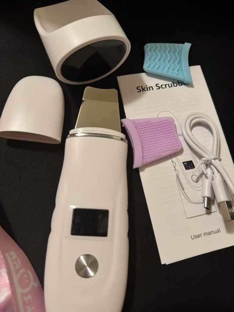 It has a gentle touch yet effectively removes dirt, oil, and buildup from pores. Its ergonomic design makes it comfortable to hold and easy to use, even for hard-to-reach areas. I found my skin smoother and softer after use, and it perfectly complements my daily cleansing routine. This is a simple yet effective at-home facial care tool. Linda Pivers state ⭐⭐⭐⭐⭐